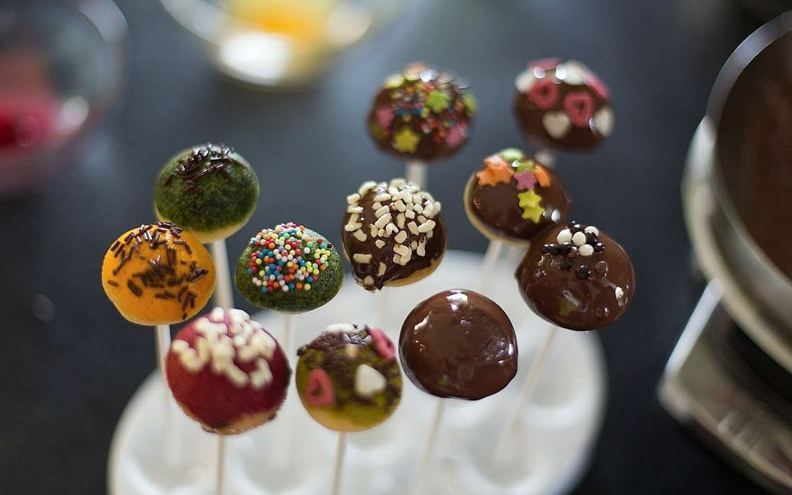 La fachada de la tienda de dulces en una esquina soleada del centro