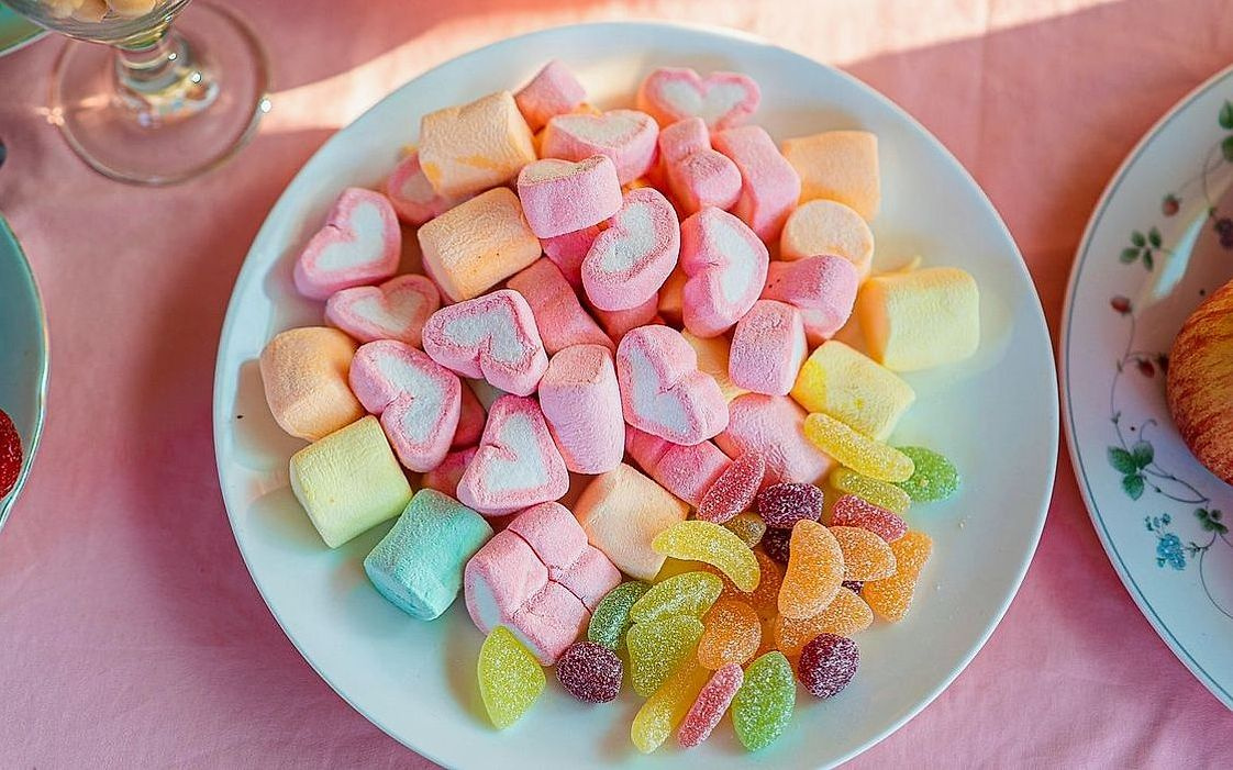 Un surtido de gomas de frutas en colores vibrantes